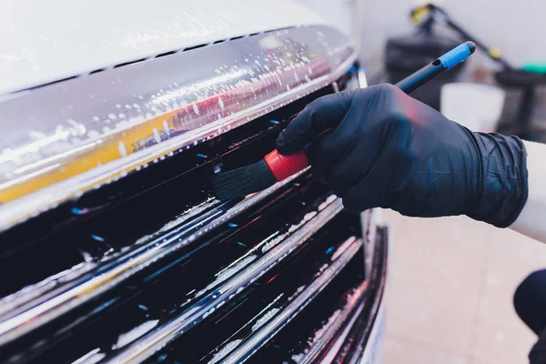 Servicio de coches: Trabajador Limpieza del exterior por un cepillo suave . — Foto de Stock