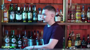 Sosyetik barda kokteyl hazırlayan yakışıklı barmen..