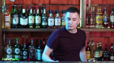 Sosyetik barda kokteyl hazırlayan yakışıklı barmen..