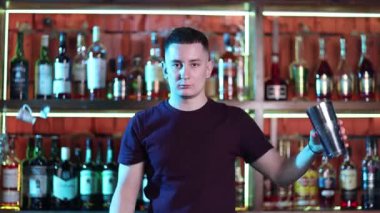 Sosyetik barda kokteyl hazırlayan yakışıklı barmen..