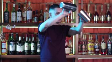 Sosyetik barda kokteyl hazırlayan yakışıklı barmen..