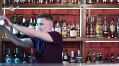 Sosyetik barda kokteyl hazırlayan yakışıklı barmen..