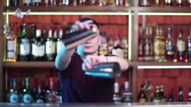 Sosyetik barda kokteyl hazırlayan yakışıklı barmen..