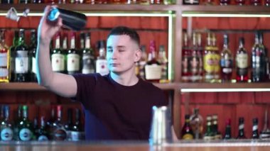 Sosyetik barda kokteyl hazırlayan yakışıklı barmen..