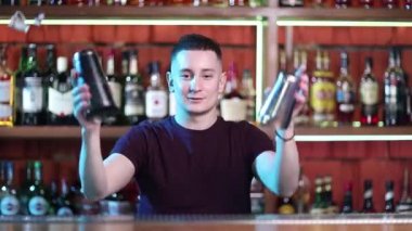 Sosyetik barda kokteyl hazırlayan yakışıklı barmen..