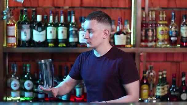 Bonito barman profissional no bar elegante fazendo coquetéis . — Vídeo de Stock