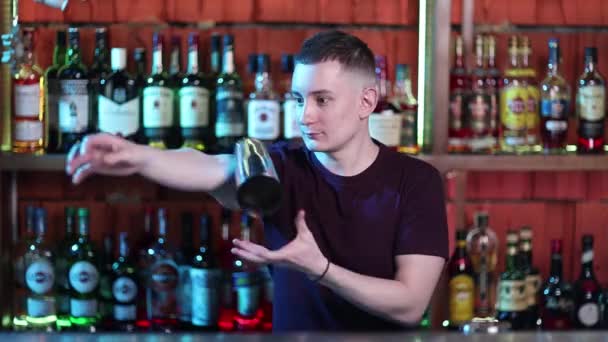 Красивый бармен-профессионал в шикарном баре делает коктейльные напитки . — стоковое видео