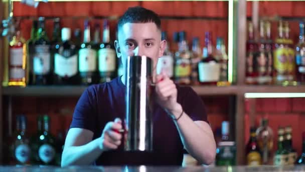 Handsome barman professioneel in chique bar het maken van cocktaildrankjes. — Stockvideo