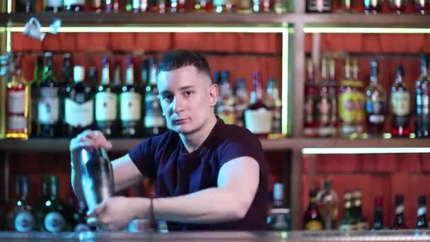 Fešák barman profesionál v nóbl baru dělat koktejlové nápoje. — Stock video