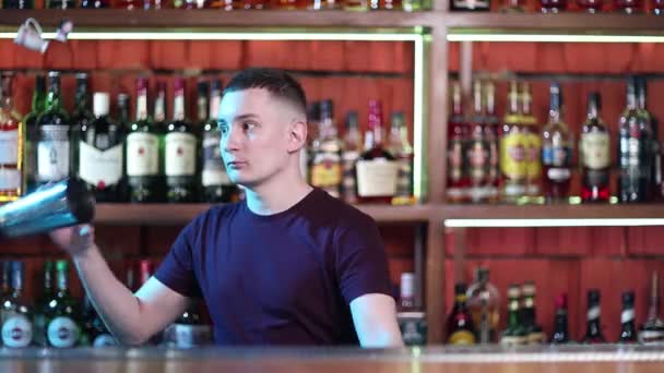 Sosyetik barda kokteyl hazırlayan yakışıklı barmen.. — Stok video