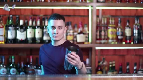 Fešák barman profesionál v nóbl baru dělat koktejlové nápoje. — Stock video