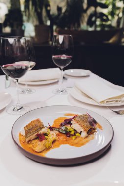 Siyah zeytinli ve yeşil fasulyeli haşlanmış morina balığı..