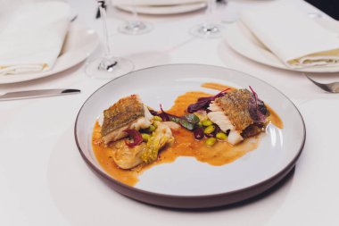 Siyah zeytinli ve yeşil fasulyeli haşlanmış morina balığı..