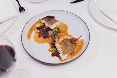 Siyah zeytinli ve yeşil fasulyeli haşlanmış morina balığı..