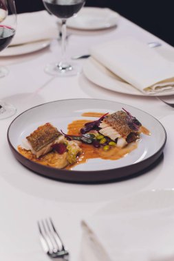 Siyah zeytinli ve yeşil fasulyeli haşlanmış morina balığı..