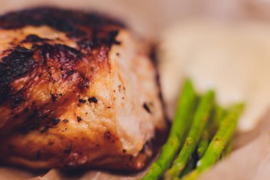 Kızarmış tavuk eti ve ızgara kuşkonmaz. Beyaz arka planda izole edilmiş..