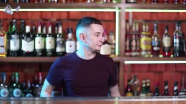Sosyetik barda kokteyl hazırlayan yakışıklı barmen..