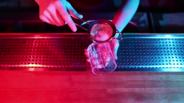 Guapo barman profesional en elegante bar haciendo bebidas de cóctel . — Vídeos de Stock