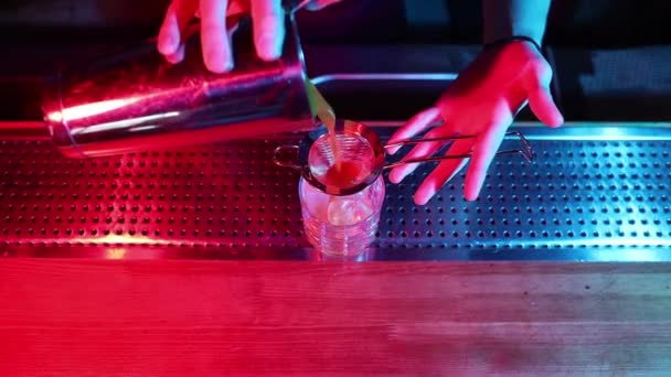 Fešák barman profesionál v nóbl baru dělat koktejlové nápoje. — Stock video
