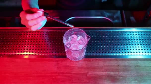 Guapo barman profesional en elegante bar haciendo bebidas de cóctel . — Vídeos de Stock