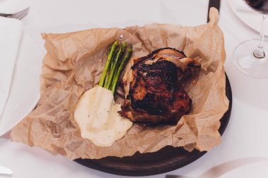 Kızarmış tavuk eti ve ızgara kuşkonmaz. Beyaz arka planda izole edilmiş..