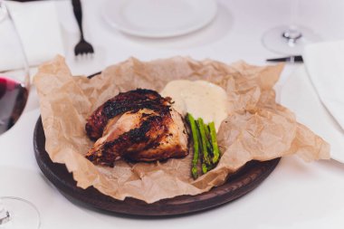 Kızarmış tavuk eti ve ızgara kuşkonmaz. Beyaz arka planda izole edilmiş..