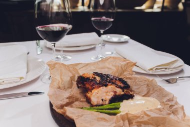 Kızarmış tavuk eti ve ızgara kuşkonmaz. Beyaz arka planda izole edilmiş..