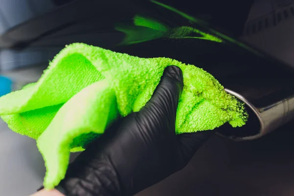 Σωλήνας εξάτμισης αυτοκινήτου με σαπούνι. Πλένεται το αυτοκίνητο. γκρο πλαν πράσινου κουρελιού — Φωτογραφία Αρχείου