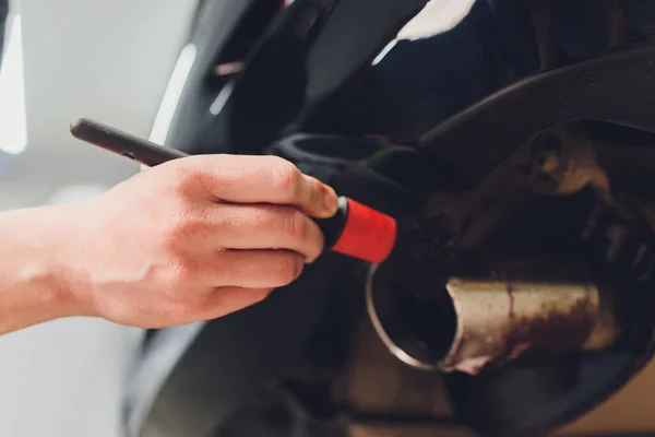 Tubo de escape del coche con jabón. Fondo de lavado de autos. cepillado — Foto de Stock