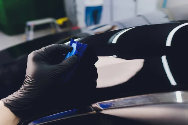 Detalhes do carro - Homem aplica revestimento nano protetor para o carro. Foco seletivo. — Fotografia de Stock