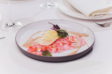 Tütsülenmiş somon ve malzemeler masada..