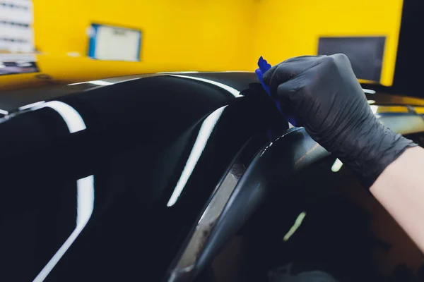 Detalhes do carro - Homem aplica revestimento nano protetor para o carro. Foco seletivo. — Fotografia de Stock