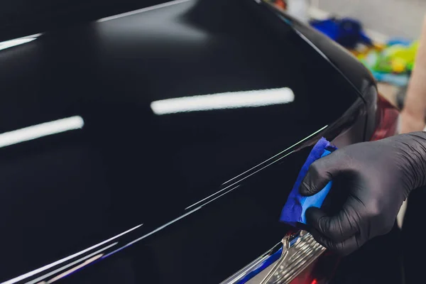 Detalhes do carro - Homem aplica revestimento nano protetor para o carro. Foco seletivo. — Fotografia de Stock