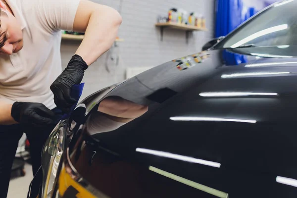 Auto detaillering - De mens brengt nano beschermende coating aan op de auto. Selectieve focus. — Stockfoto