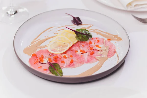 Smoked salmon and ingredients in plate on table. — Stock Photo, Image