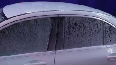 Yüksek basınçlı su, yüksek basınçlı jet yıkayıcı kullanarak araba temizleme işlemi sırasında kapat.