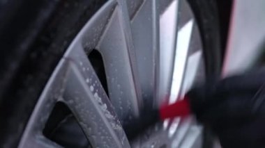 Yüksek basınçlı su, yüksek basınçlı jet yıkayıcı kullanarak araba temizleme işlemi sırasında kapat.