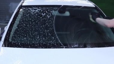 Yüksek basınçlı su, yüksek basınçlı jet yıkayıcı kullanarak araba temizleme işlemi sırasında kapat.