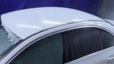Yüksek basınçlı su, yüksek basınçlı jet yıkayıcı kullanarak araba temizleme işlemi sırasında kapat.