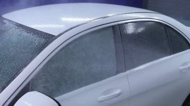 Yüksek basınçlı su, yüksek basınçlı jet yıkayıcı kullanarak araba temizleme işlemi sırasında kapat.