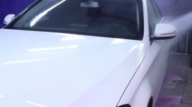 Yüksek basınçlı su, yüksek basınçlı jet yıkayıcı kullanarak araba temizleme işlemi sırasında kapat.