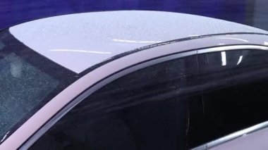 Siyah arka planda köpük ve sabun. soyut desen.