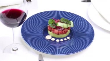 Deniz kabuğu Ceviche ve ince kesilmiş sebzeli somon..