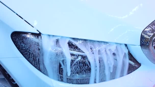 Zavřít čištění auta pomocí vysokotlaké vody, Vysokotlaká trysková myčka v procesu mytí automobilů. — Stock video