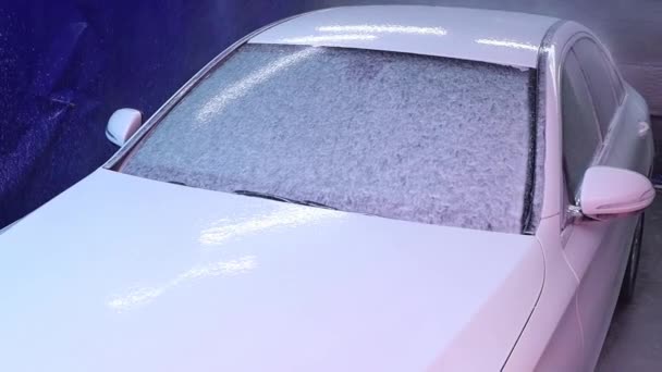 Cerca del coche de limpieza con agua de alta presión, lavadora de chorro de alta presión en proceso de lavado de automóviles . — Vídeos de Stock