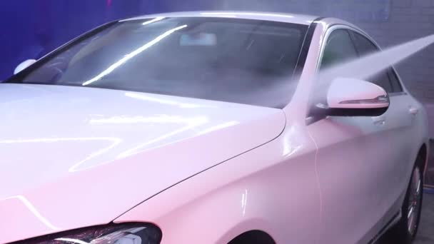 Zavřít čištění auta pomocí vysokotlaké vody, Vysokotlaká trysková myčka v procesu mytí automobilů. — Stock video