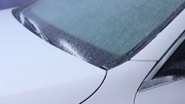 Cerca del coche de limpieza con agua de alta presión, lavadora de chorro de alta presión en proceso de lavado de automóviles . — Vídeos de Stock