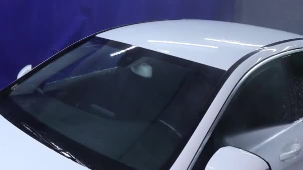 Close-up schoonmaken auto met behulp van hoge druk water, Hoge druk jet wasmachine in het proces van auto wassen. — Stockvideo