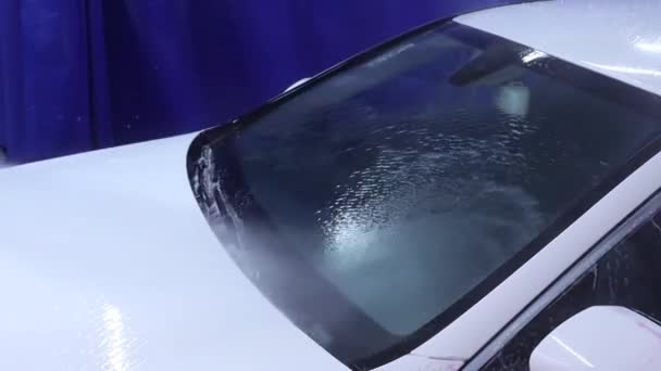 Close up pulizia auto con acqua ad alta pressione, ad alta pressione jet rondella nel processo di lavaggio auto . — Video Stock