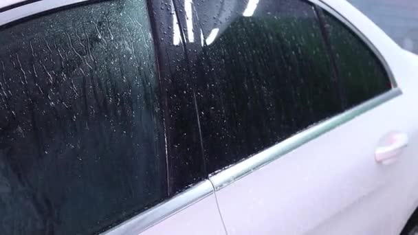 Close-up schoonmaken auto met behulp van hoge druk water, Hoge druk jet wasmachine in het proces van auto wassen. — Stockvideo